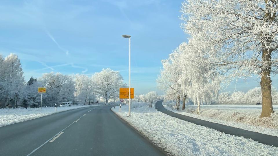 Straßenverkehr im Schnee
