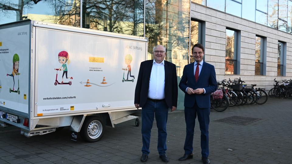 v.l. Thomas Oehler (ADAC Westfalen e.V.) und Regierungspräsident Andreas Bothe