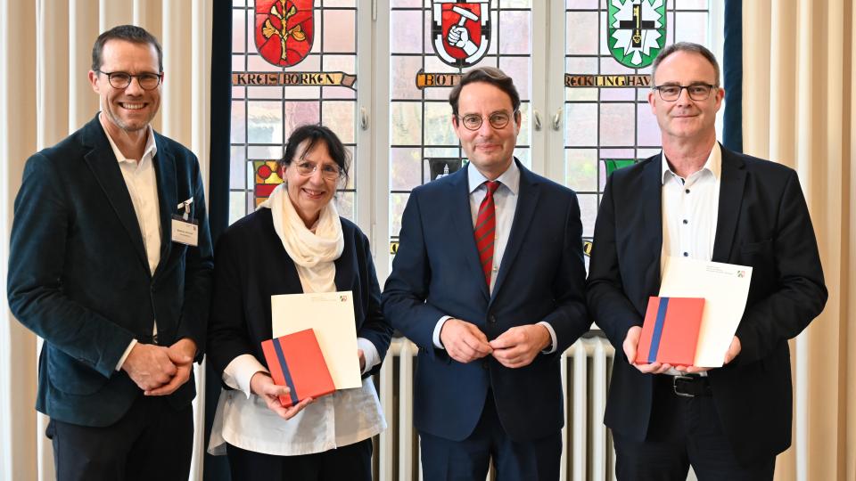 v.l. Schulabteilungsleiter Matthias Schmied, Dorothee Kösters (Freiherr-vom-Stein Realschule), Regierungspräsident Andreas Bothe und Michael Kneilmann (Oswald-von-Nell-Breuning-Berufskolleg)