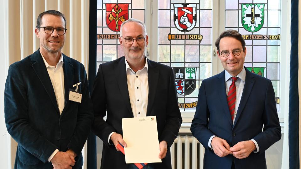 v.l. Schulabteilungsleiter Matthias Schmied, Jürgen Herbold (Berufskolleg Königstraße) und Regierungspräsident Andreas Bothe