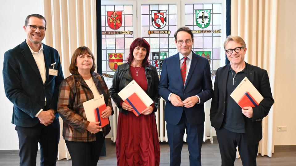 v.l. Schulabteilungsleiter Matthias Schmied, Elke Bauer (Adolph-Kolping-Berufskolleg Münster), Susanne Wegmann (Realschule Münster Wolbeck), Regierungspräsident Andreas Bothe und Udo Nesselbosch (Schiller-Gymnasium)
