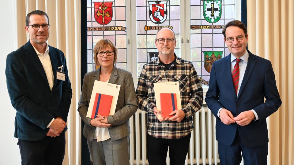 v.l. Schulabteilungsleiter Matthias Schmied, Gabriela Niermann (Christy-Brown-Schule LWL Förderschule), Klaus-Ferdinand Tewes (LWL-Klinikschule Marl-Sinsen Schule in der Haard) und Regierungspräsident Andreas Bothe