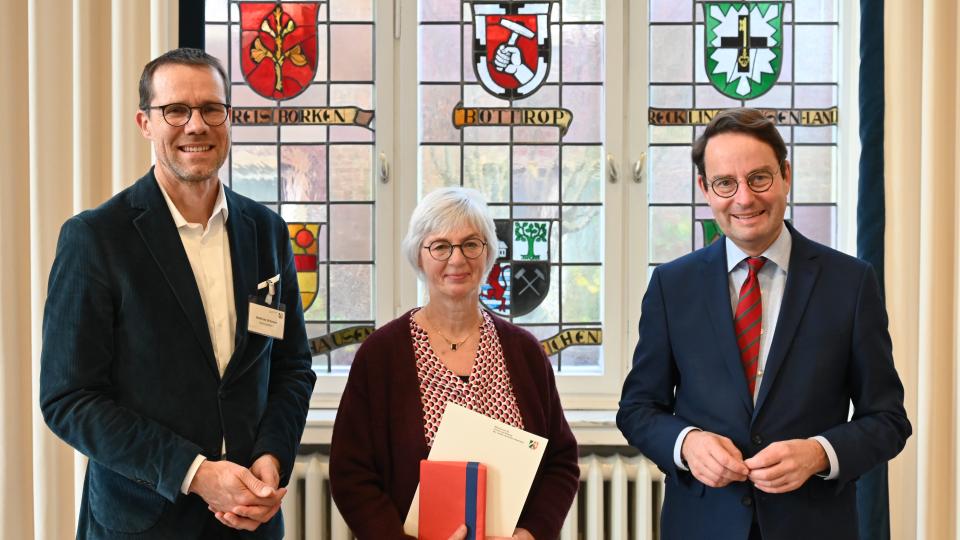 v.l. Schulabteilungsleiter Matthias Schmied, Rendel Knöfel (Ernst-Klee-Schule LWL-Förderschule) und Regierungspräsident Andreas Bothe