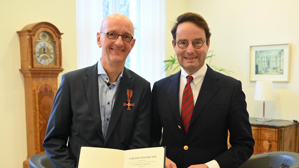 Regierungspräsident Andreas Bothe (r.) überreichte Dr. Michael Seligmann das Verdienstkreuz am Bande im Rahmen einer Feierstunde. 