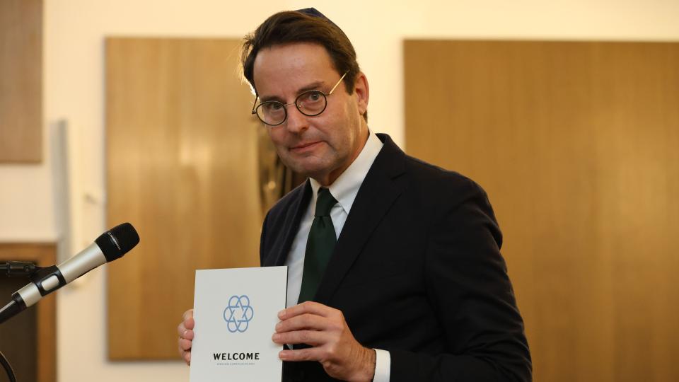 Regierungspräsident Andreas Bothe zeigte das Welcomeplace-Schild während der Gedenkveranstaltung in der Synagoge Münster. 