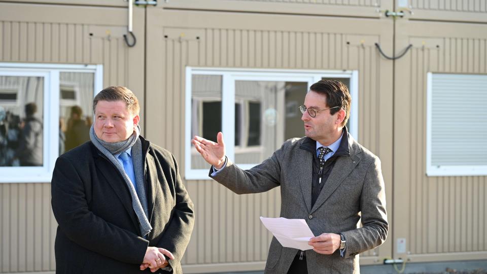 Regierungspräsident Andreas Bothe (r.) und der Halterner Bürgermeister, Andreas Stegemann, begrüßten die Gäste bei der Eröffnung der ZUE gemeinsam. 