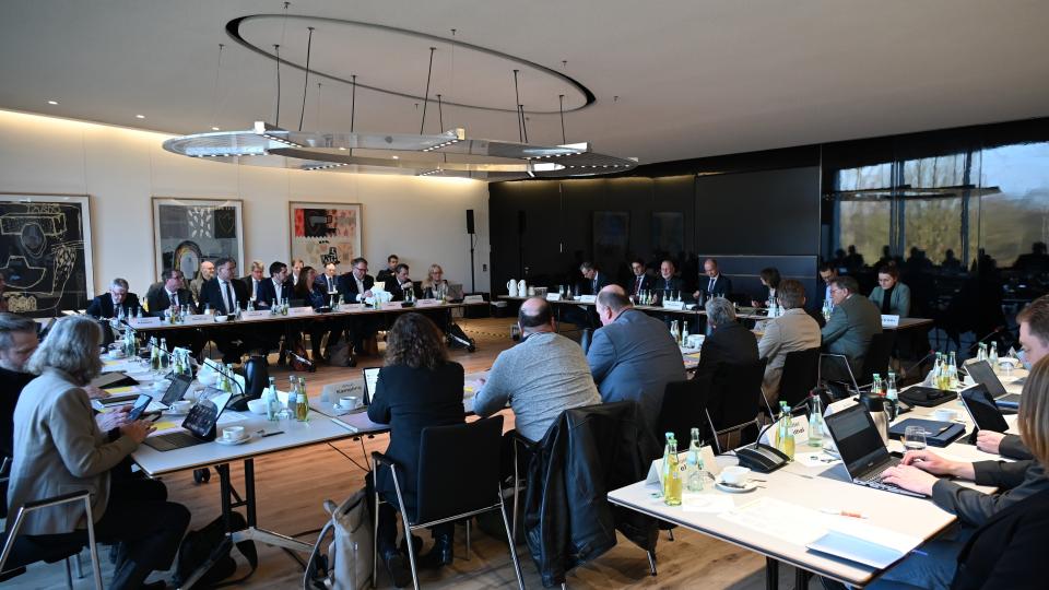 Der neue Regionalrat Münster bei der konstituierenden Sitzung im Marga-Spiegel-Haus der Bezirksregierung Münster