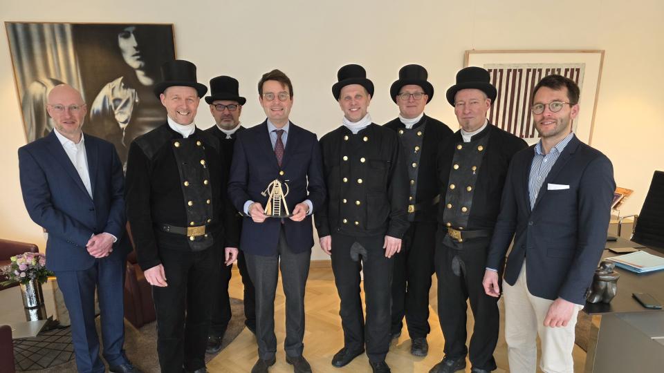 Glücksbringer und -empfänger freuten sich gleichermaßen (v.l.): Dr. Christian Uebach (BRMS), Obermeister Andreas Marschan, Thorsten Pruschinski, Regierungspräsident Andreas Bothe, Tobias Terschluse, Sven Husmann, Bernd Klaas und Philipp Esser (BRMS)