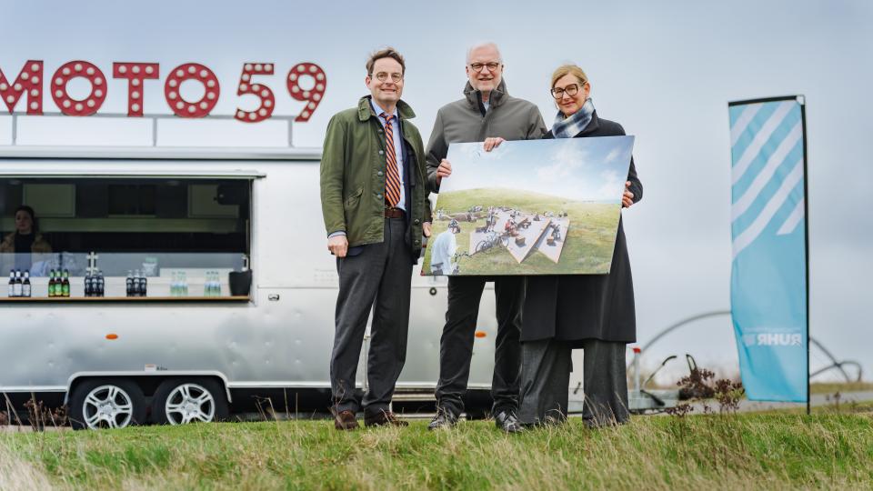 Freuen sich gemeinsam über die Förderung in Höhe von rund 1,2 Millionen Euro: v.l. Regierungspräsident Andreas Bothe, RVR-Regionaldirektor Garrelt Duin und RVR-Beigeordnete Nina Frense.