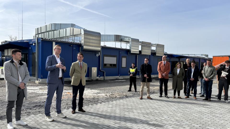 Gemeinsam mit Bürgermeister Carsten Hövekamp (2.v.l.) und weiteren geladenen Gästen hat Regierungspräsident Andreas Bothe (3.v.l.) heute die ZUE Dülmen eröffnet.