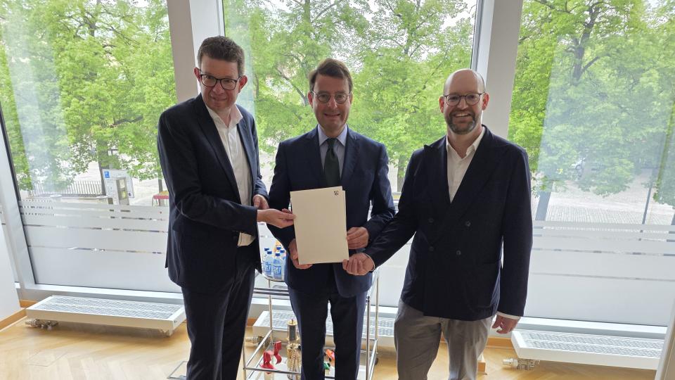 Gruppenfoto mit Anerkennungsurkunde