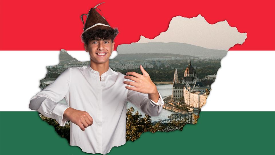 Jugendlicher vor einer Ungarnkarte und Fahne