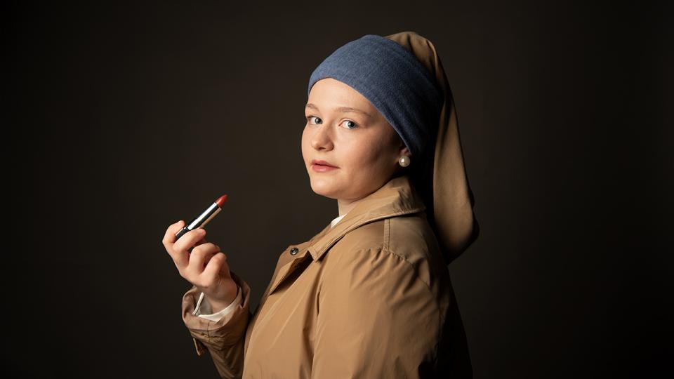 Jugendliche hält einen Lippenstift