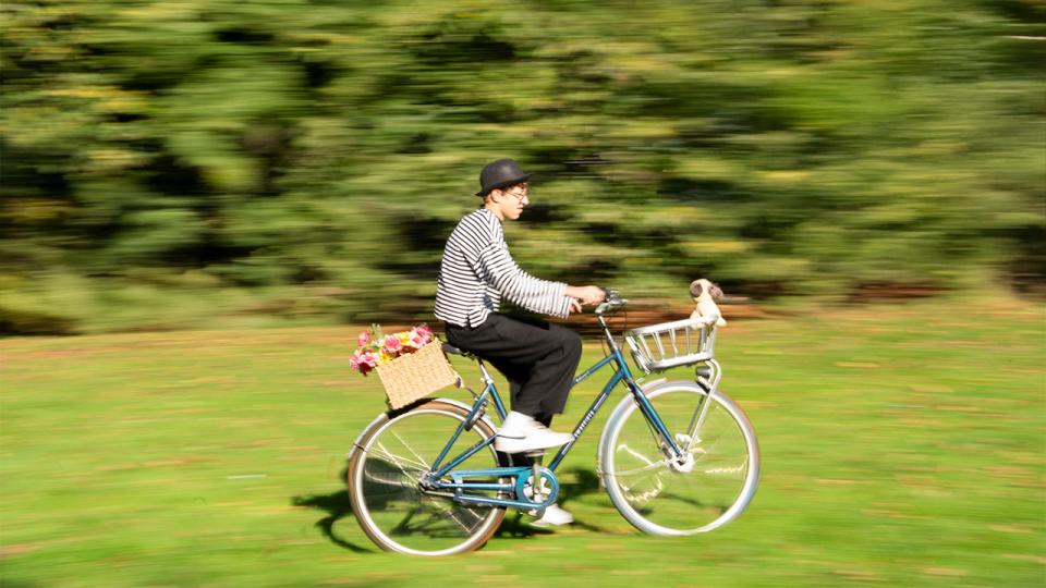 Jugendlicher fährt Fahrrad