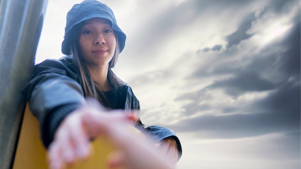 Jugendliche greift nach einer Hand