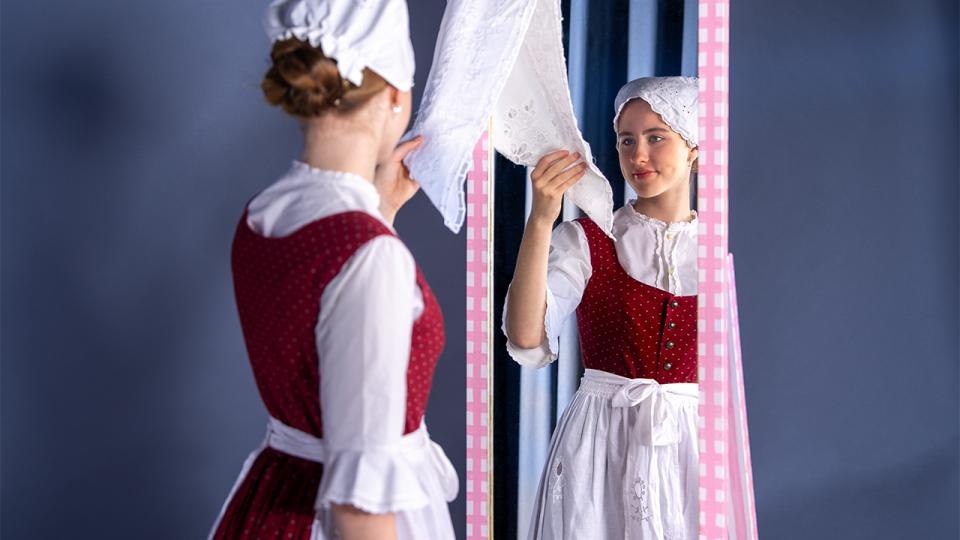 Jugendliche in einem Trachtenkleid