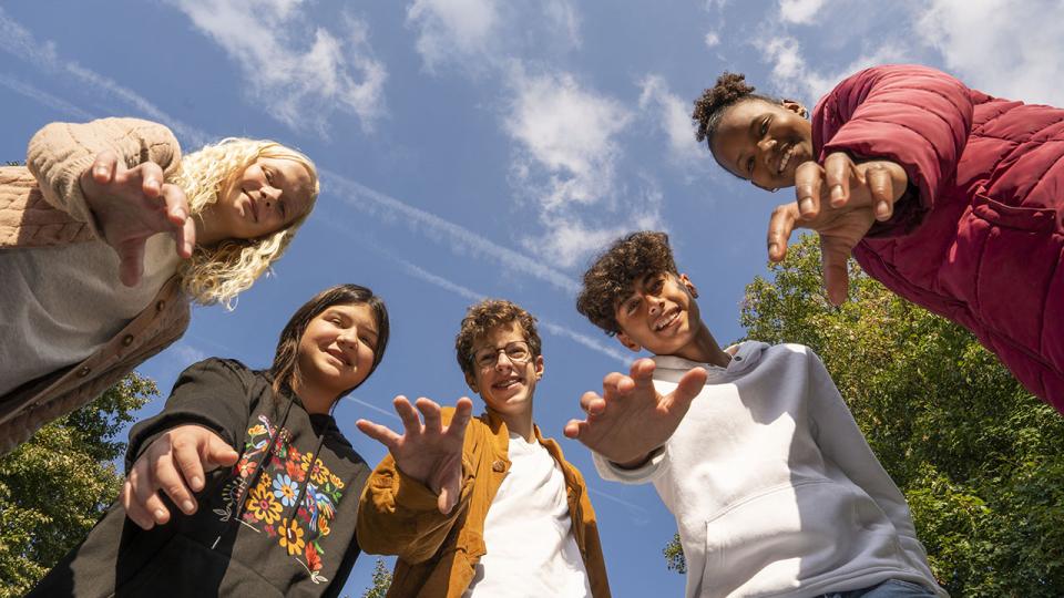 5 Jugendliche im Halbkreis