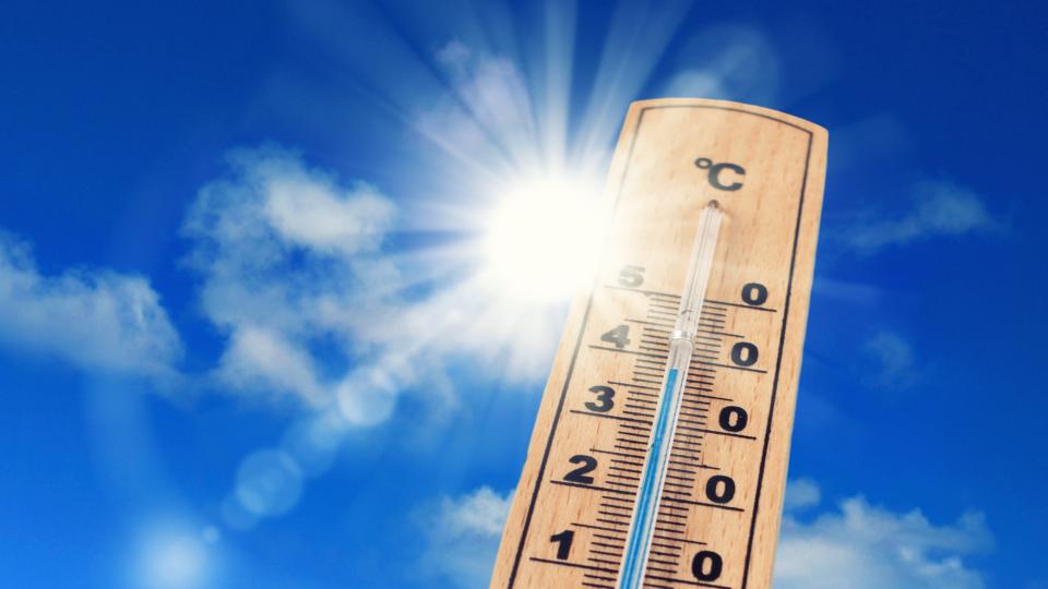 Thermometer vor blauem Himmel
