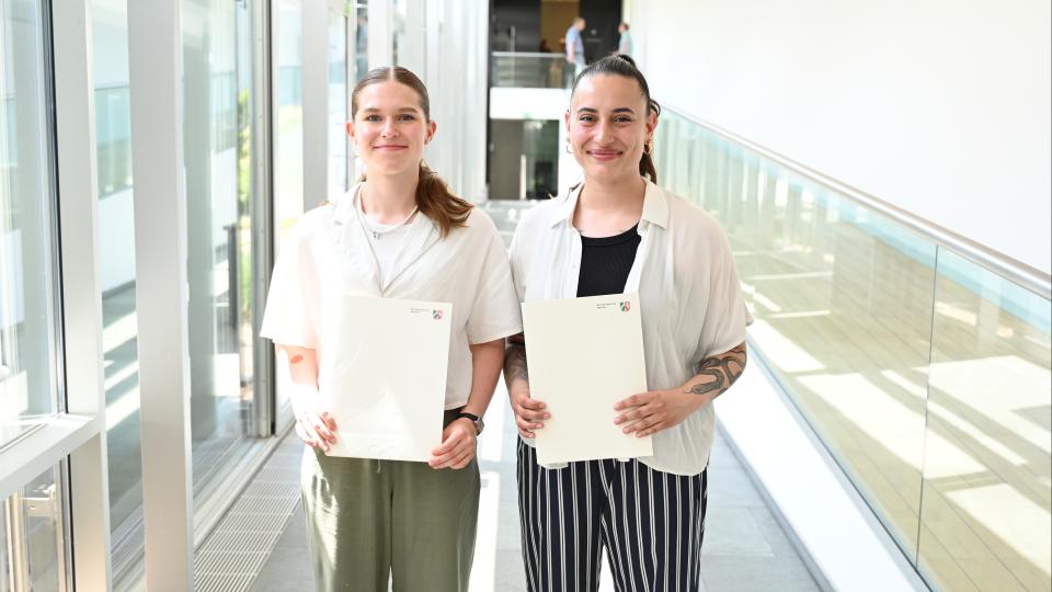 Glückliche Gesichter bei Panagiota Courtis (r.) und Paula Hülsmann (beide Kreis Recklinghausen), die ebenfalls ihre Prüfung zur Geomatikerin bestanden haben.