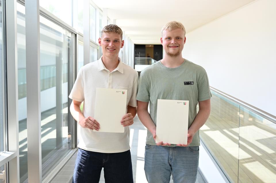 Aus dem Kreis Borken haben ihre Prüfung zum Vermessungstechniker bestanden: Nico Becker (l.) und Jonas Groß-Isselmann.