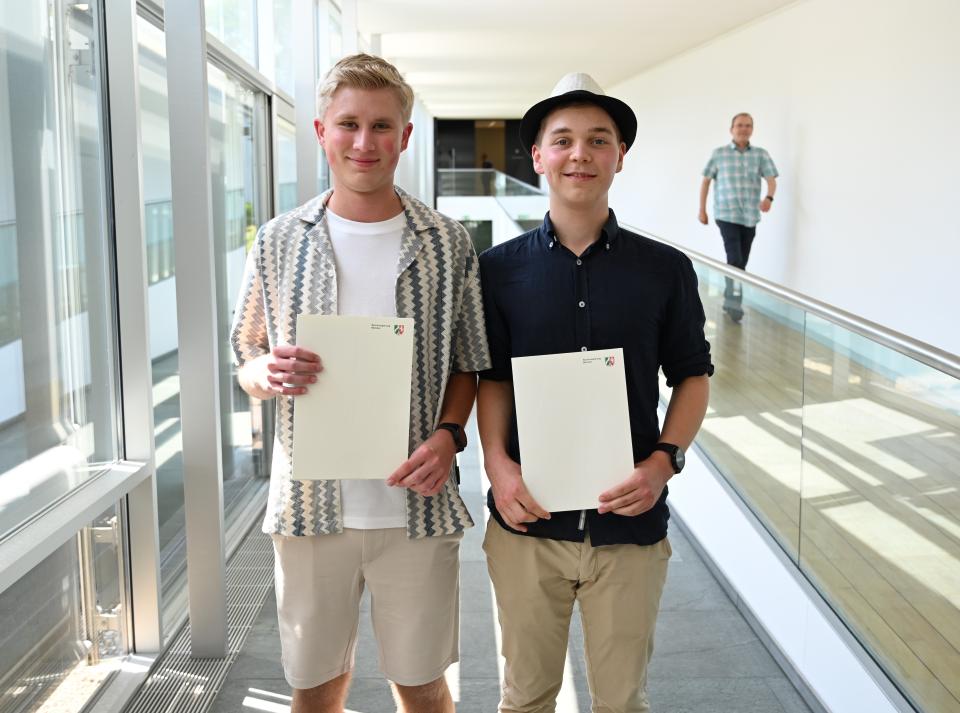 Aus dem Kreis Coesfeld haben ihre Prüfung zum Vermessungstechniker bestanden: Noah Feldbrügge (r.) und Marc Kersting.