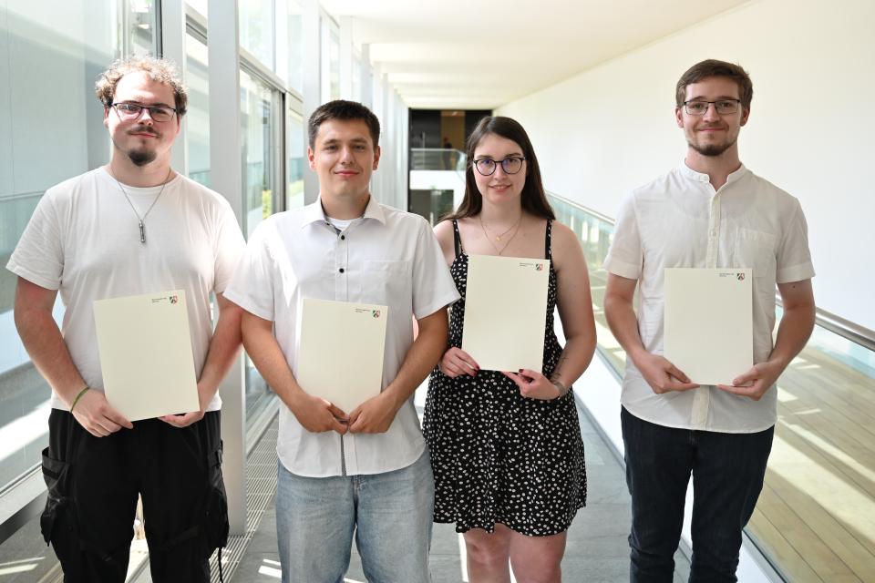Aus dem Kreis Recklinghausen haben ihre Prüfung zur Vermessungstechnikerin und zum Vermessungstechniker bestanden: Jolene Eloisa Bindrim (2.v.r.), Kilian Reusch (2.v.l.), Kris Schneuer (l.) und Jan Sinder (r.).