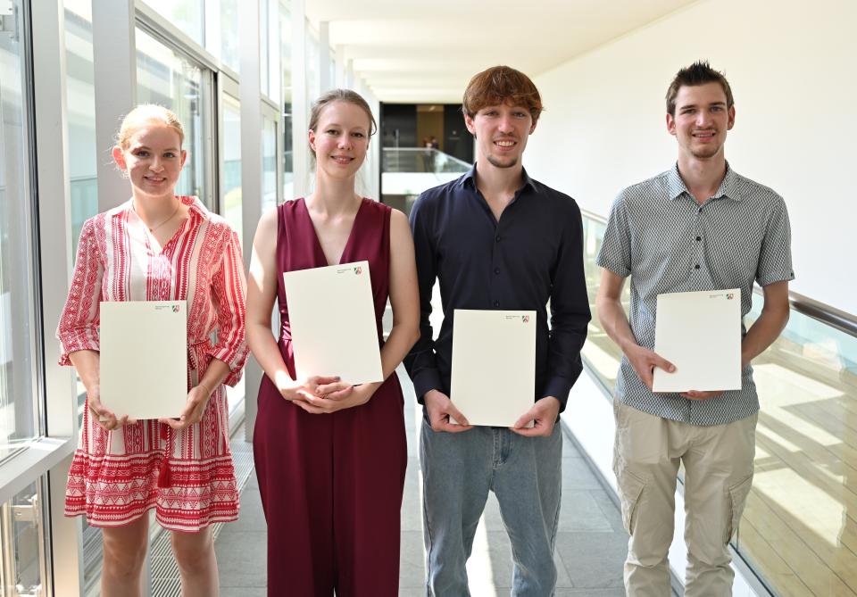 Aus dem Kreis Warendorf haben ihre Prüfung zur Vermessungstechnikerin und zum Vermessungstechniker bestanden: Lukas Bückmann (r.), Luca Jaeger (2.v.r.), Anna Saerbeck (l.) und Leonie Elisa Strunck (2.v.l.).