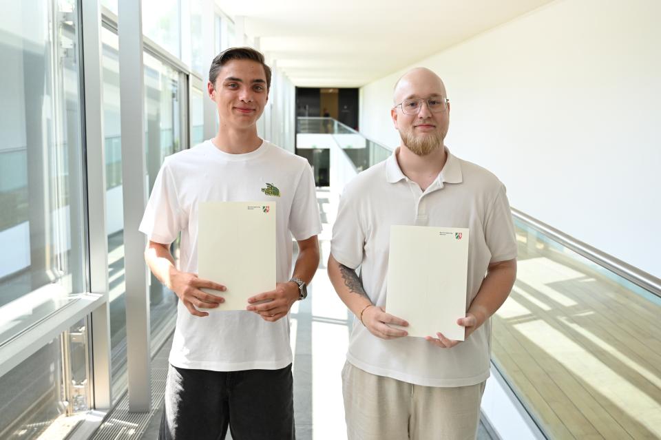 Aus der Stadt Gelsenkirchen haben ihre Prüfung zum Vermessungstechniker bestanden: Lukas Peren (r.) und Lennard Elijah von Borczyskowski.