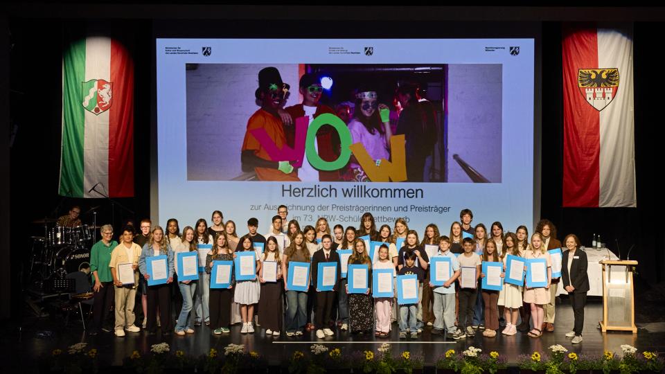 Gruppenfoto aller Preisträgerinnen und Preisträger