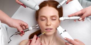 Eine Frau bekommt verschiedene kosmetische Behandlungen