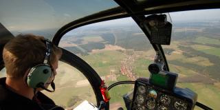 Hubschrauberpilot im Cockpit