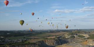 Heißluftballone am Himmel