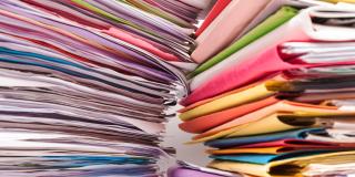 Stapel von bunten Akten 
