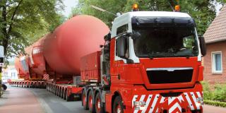 Schwertransporter auf der Straße