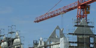 Baustelle mit Kran und Giebeln im Aufbau