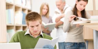 Junge Leute beimn lernen