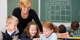 Lehrerin und Schüler lernen