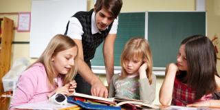 Lehrer erklärt Schülern etwas