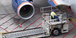 Gepäckband am Flugzeug