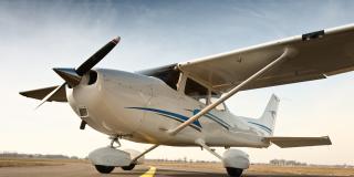 Flugzeug auf Rollfeld