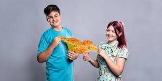 Zwei Jugendliche halten die Kartenumrisse von Georgien