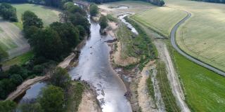 Drohnenaufnahme eines renaturierten Emsabschnittes in Hembergen 