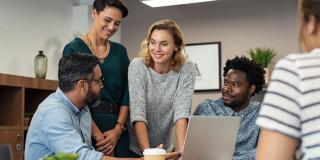 Eine Gruppe Menschen bespricht sich