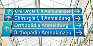 Wegeschild im Krankenhaus