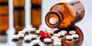 Eine Tablettendose liegt offen auf einem Tisch