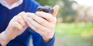 Mann mit Smartphone in der Hand