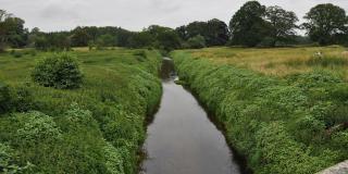 Blick auf die begradigte Bever vor der 