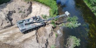 Der Pionierpanzer Dachs in Aktion beim Entsteinen des Emsufers 