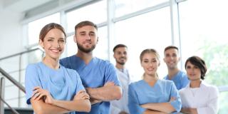 Ein Team von jungen medizinischen Fachkräften