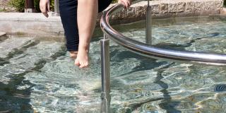 Eine Frau läuft durch ein Heilbad